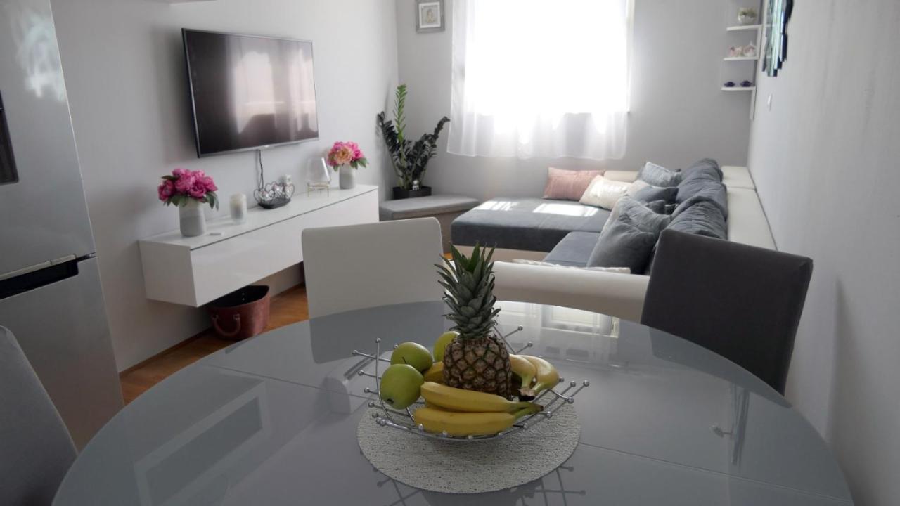 Апартаменты Apartman *Sanja* Омиш Экстерьер фото