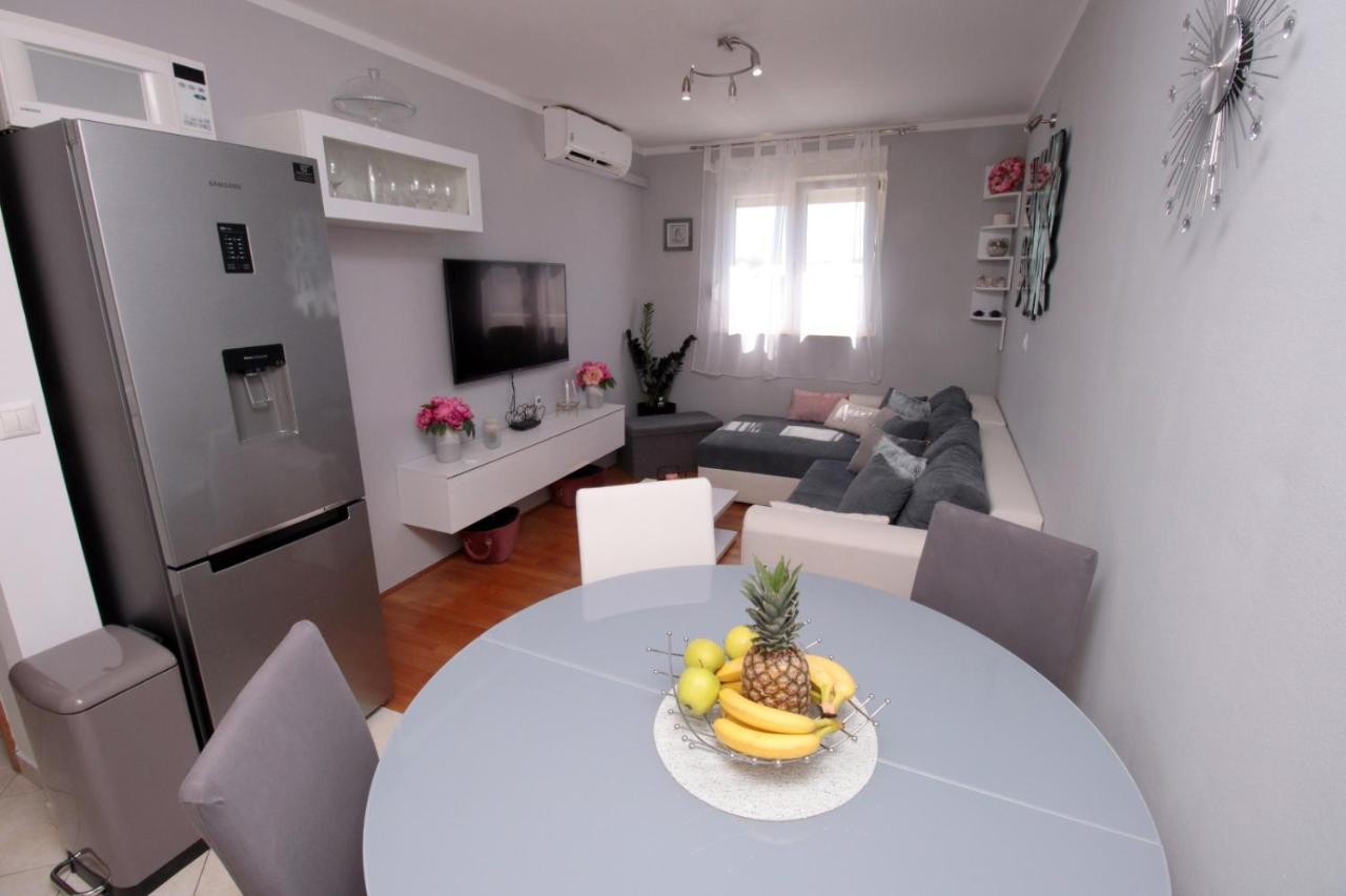 Апартаменты Apartman *Sanja* Омиш Экстерьер фото