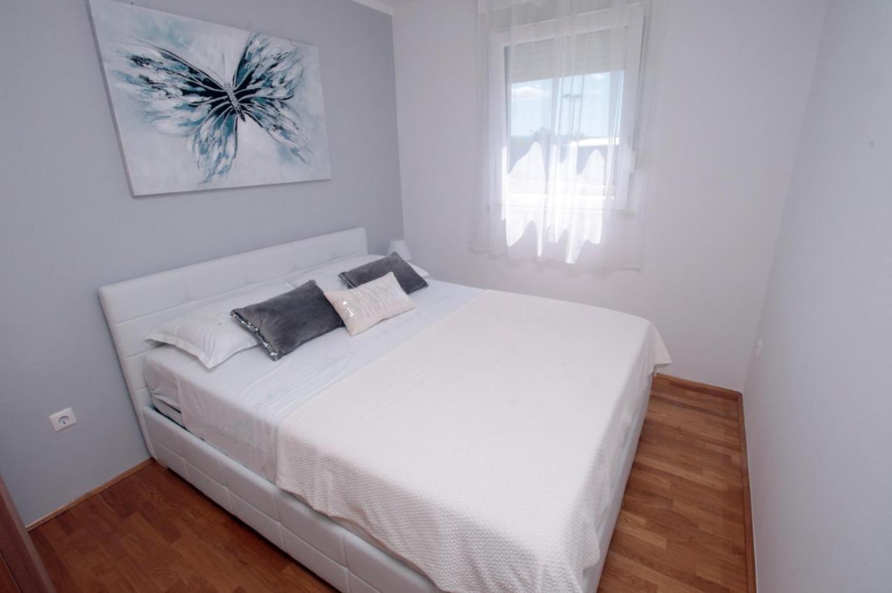 Апартаменты Apartman *Sanja* Омиш Экстерьер фото